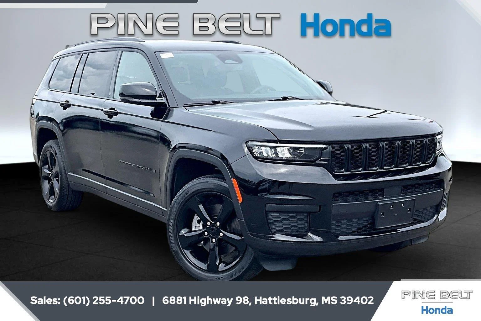 Used 2023 Diamond Black Crystal Pearlcoat Jeep Altitude image 1