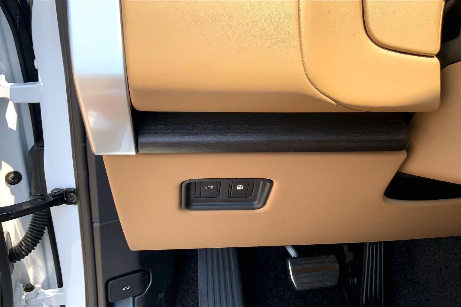 New 2026 Ostuni Pearl White Land Rover SE image 17