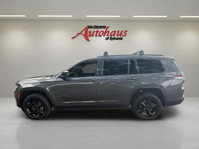 Used 2022  Jeep Laredo image 4