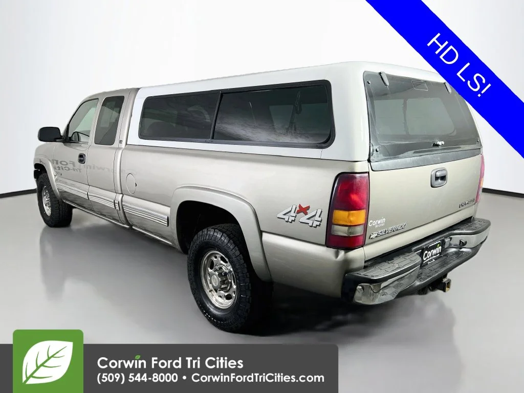 Used 2000 White Chevrolet LS image 10