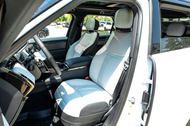 New 2026 Ostuni Pearl White Premium Metallic Land Rover Dynamic SE image 43