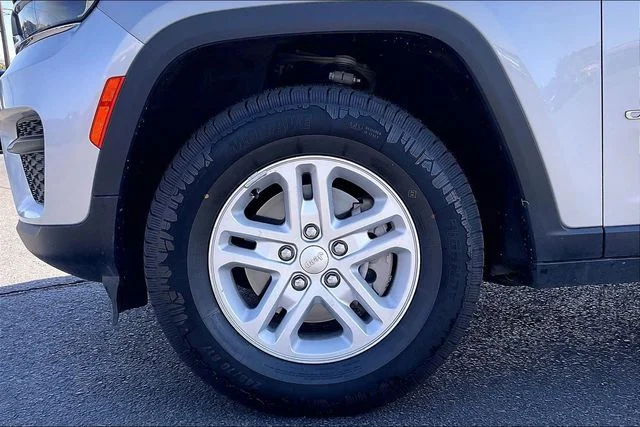 Used 2023 Silver Jeep Laredo image 8