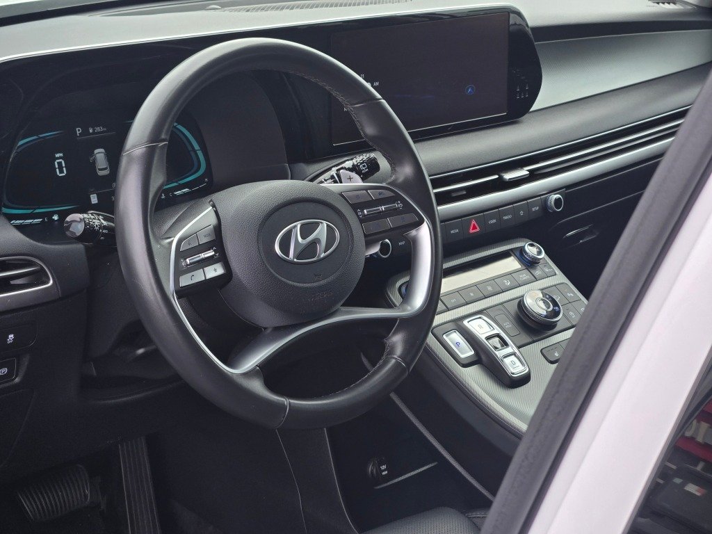 Used 2025 White Hyundai SEL image 26