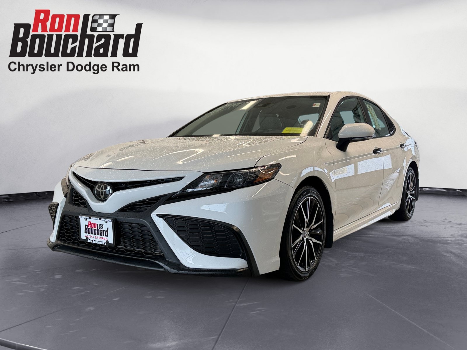 Used 2022 White Toyota SE image 5