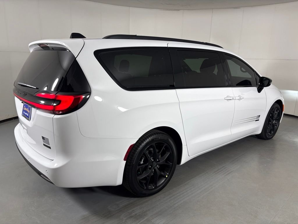 New 2027 Bright White Clear-Coat Exterior Paint Chrysler Select image 8