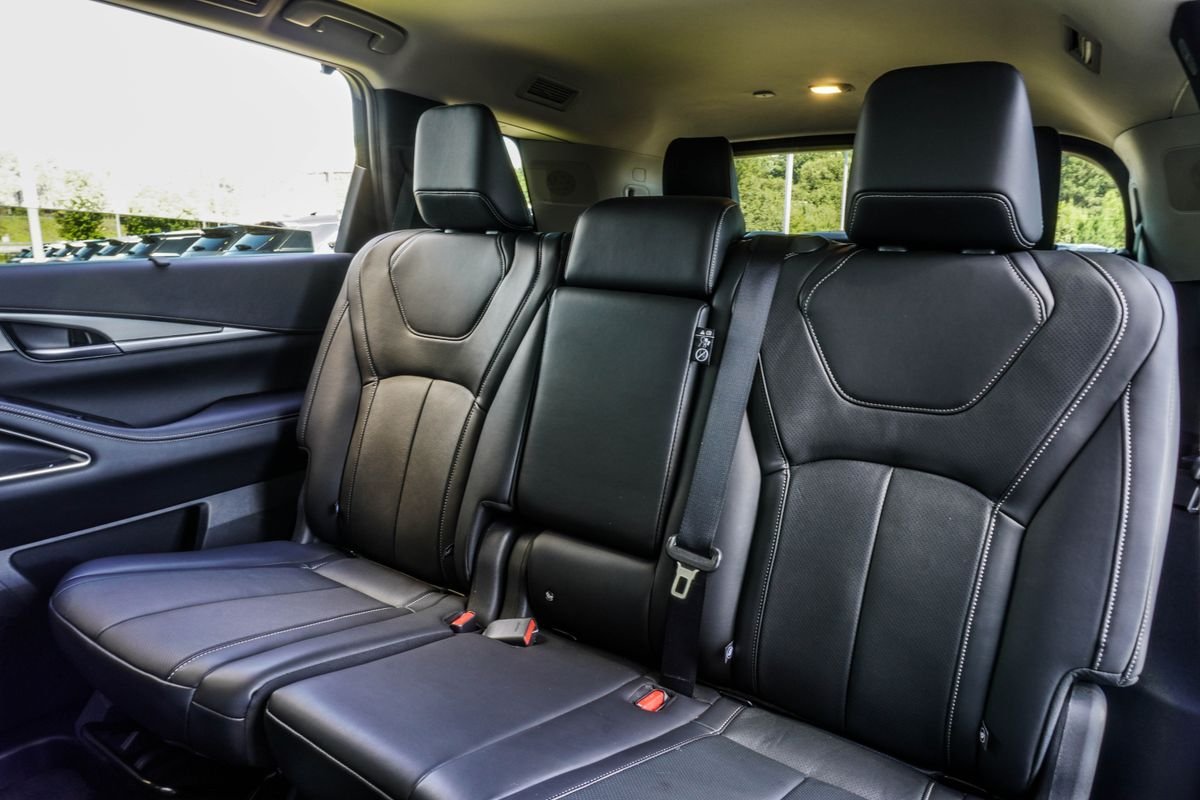 Used 2025 White INFINITI LUXE image 39