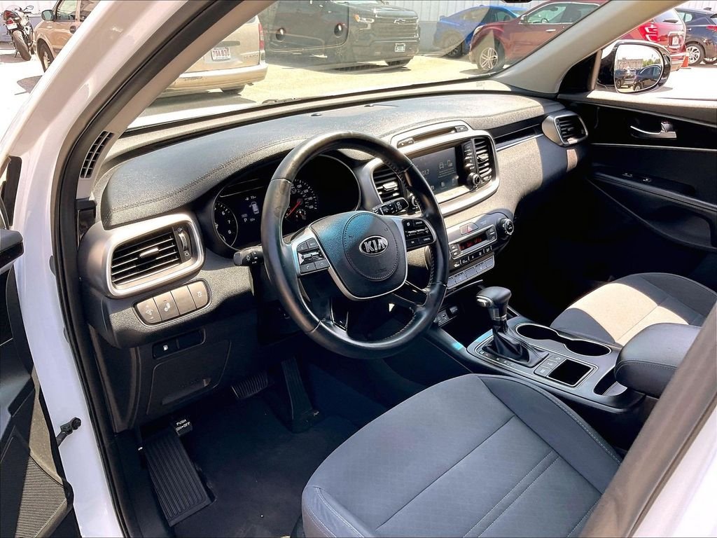 Used 2019 White Kia LX image 8
