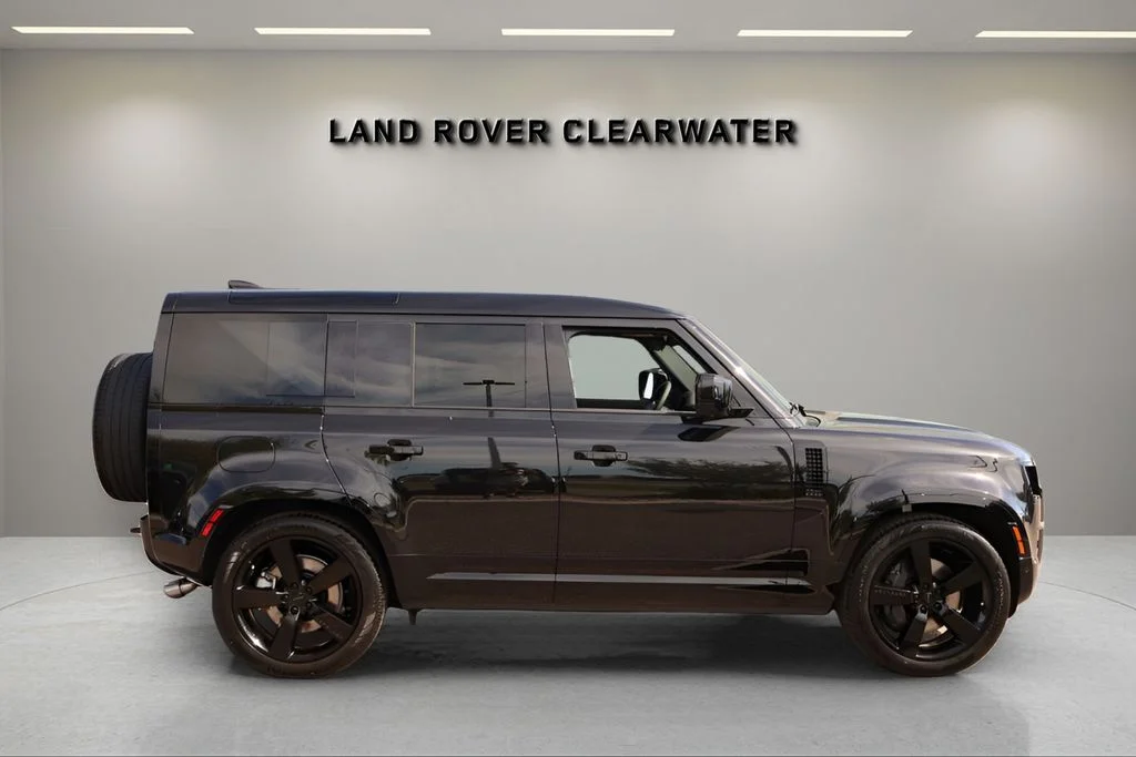 New 2026 Santorini Black Land Rover X-Dynamic SE image 6