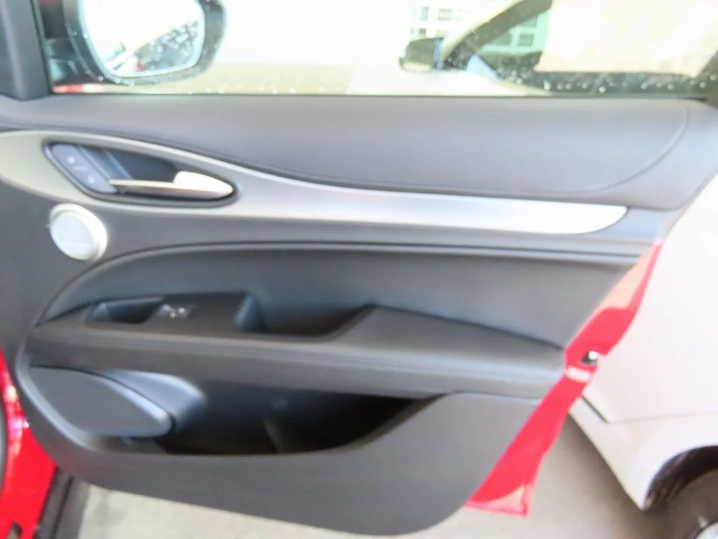 New 2025 Alfa Rosso (Red) Exterior Paint Alfa Romeo Base image 13