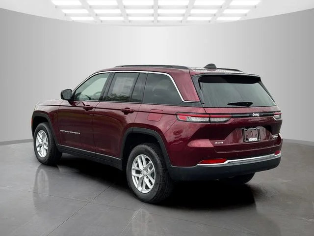New 2026 Velvet Red Pearl-Coat Exterior Paint Jeep Laredo X image 5