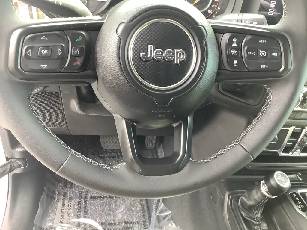 New 2026 Bright White Clear-Coat Exterior Paint Jeep  image 15