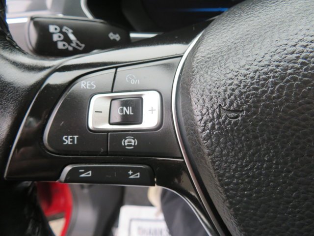Used 2019 Cardinal Red Metallic Volkswagen SEL Premium image 28