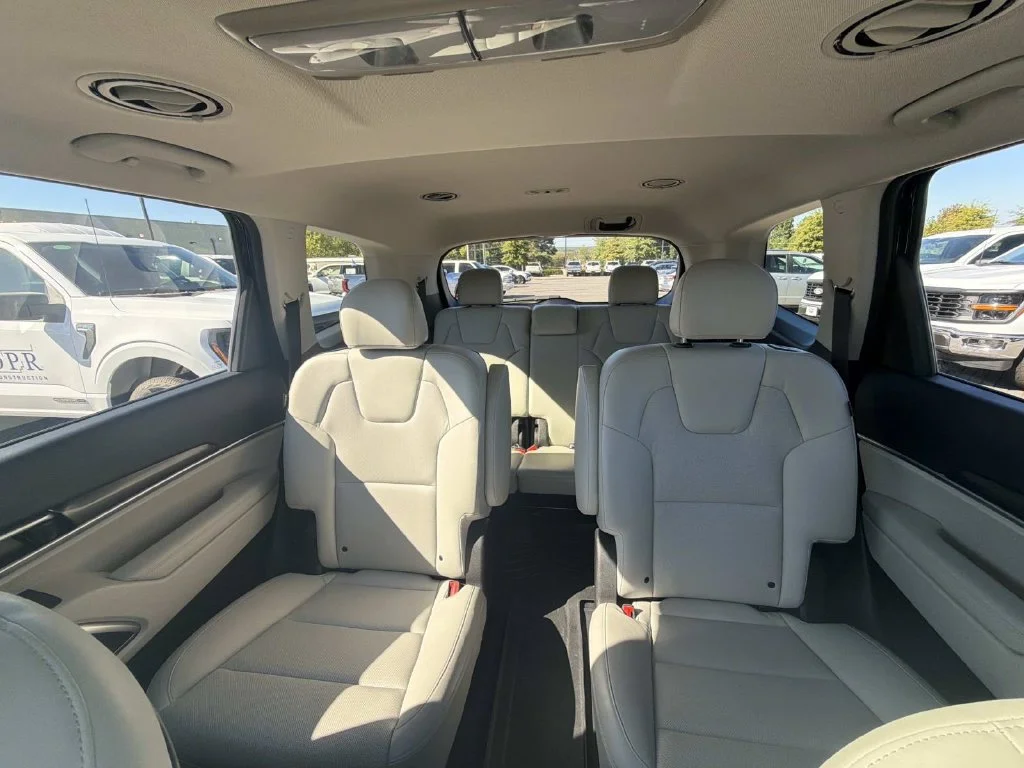 Used 2023 Black Kia S image 25