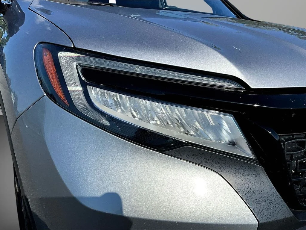 Certified Used 2019 Lunar Silver Metallic Honda Elite image 34
