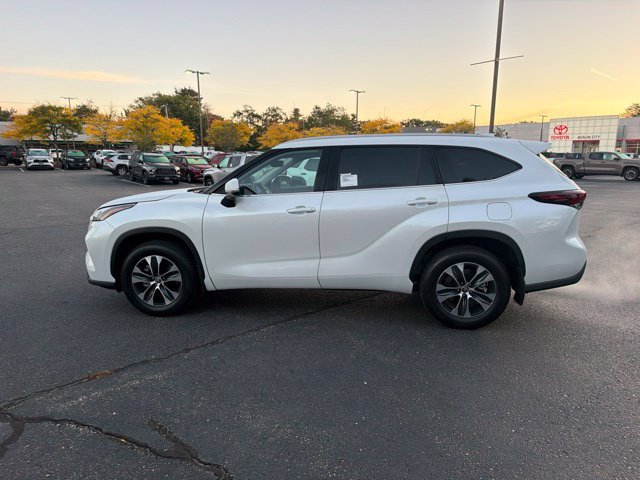 New 2026 Wind Chill Pearl <sup>1</sup> Toyota  XLE image 9