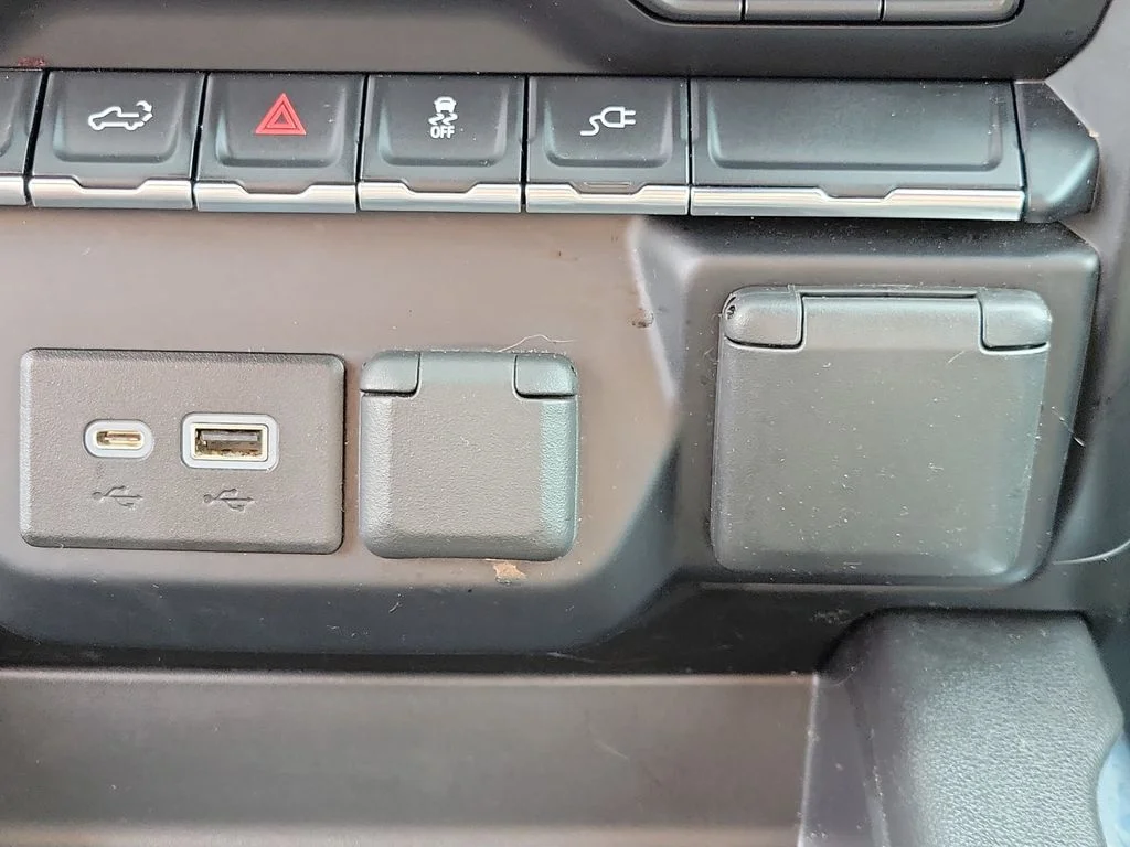 Used 2021 White GMC AT4 image 32