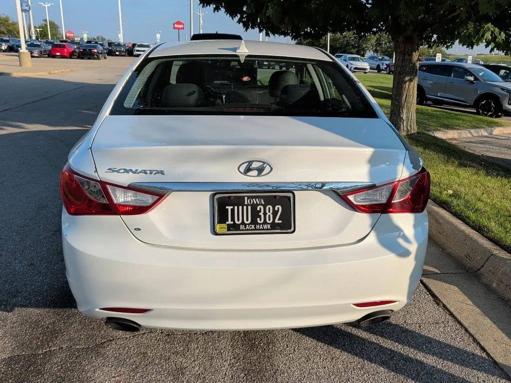Used 2011 White Hyundai SE image 5