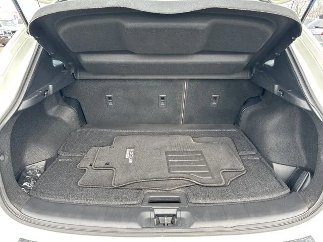 Used 2022 White Nissan SL image 13