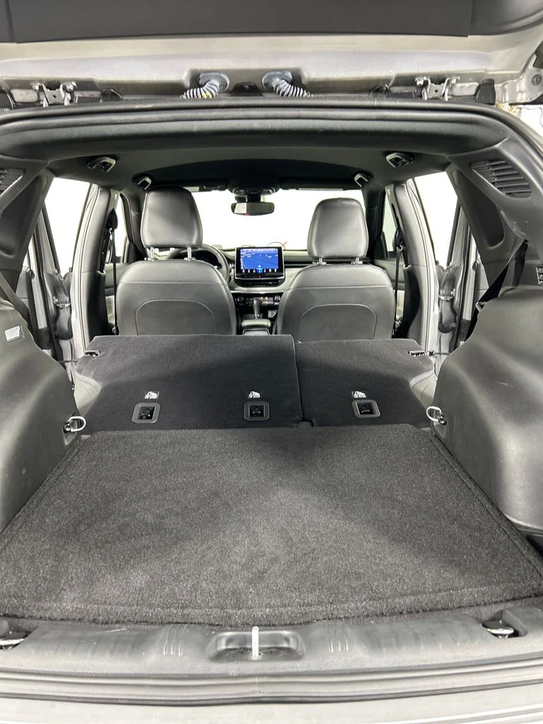 Used 2023 Silver Jeep Limited image 20
