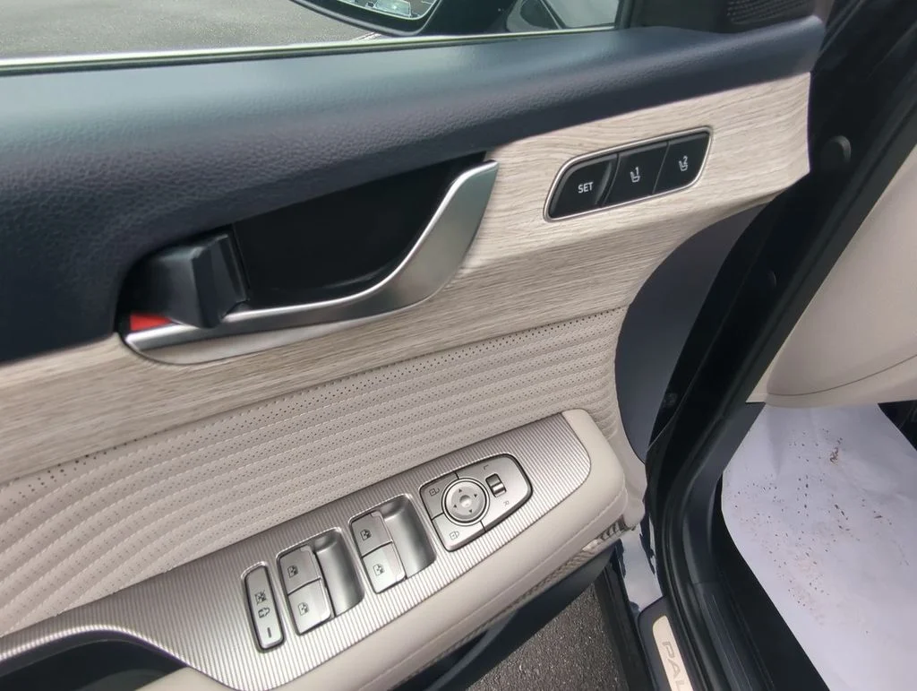 Used 2023 White Hyundai Calligraphy image 19