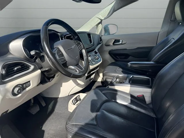 Used 2021 Silver Chrysler Touring L image 9