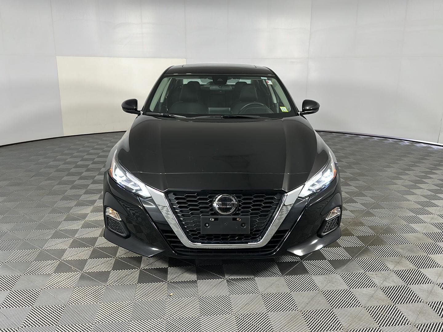 Used 2022 Super Black Nissan 2.5 SV image 2