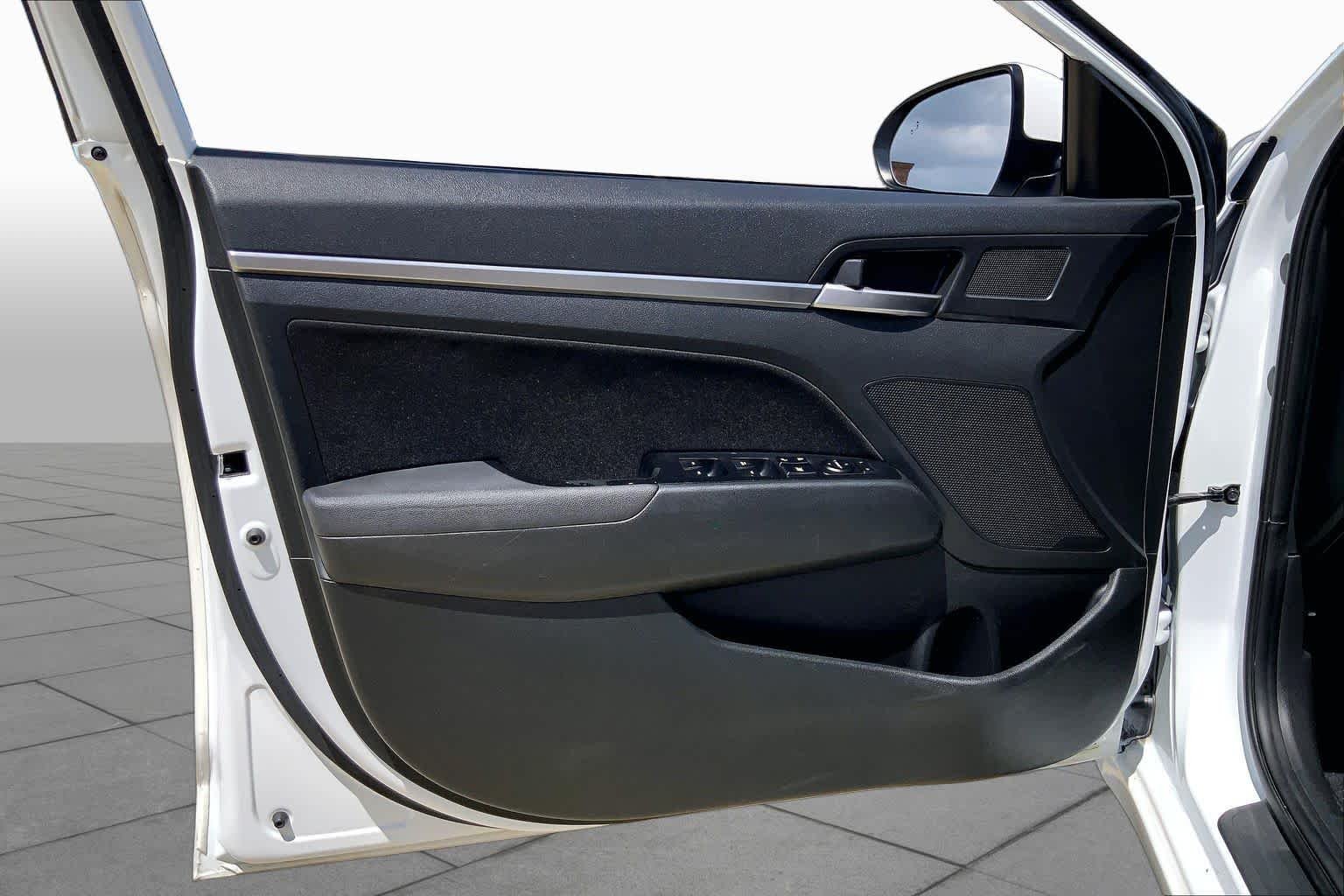 Used 2019 Quartz White Pearl Hyundai Value Edition image 21