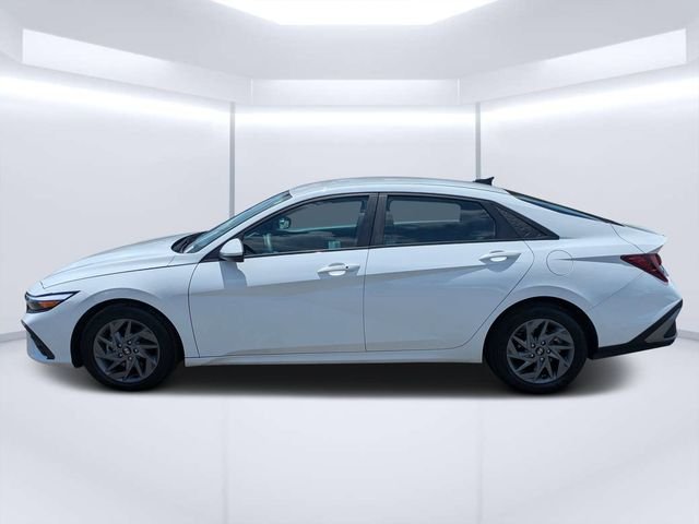Used 2024 White Hyundai SEL image 6