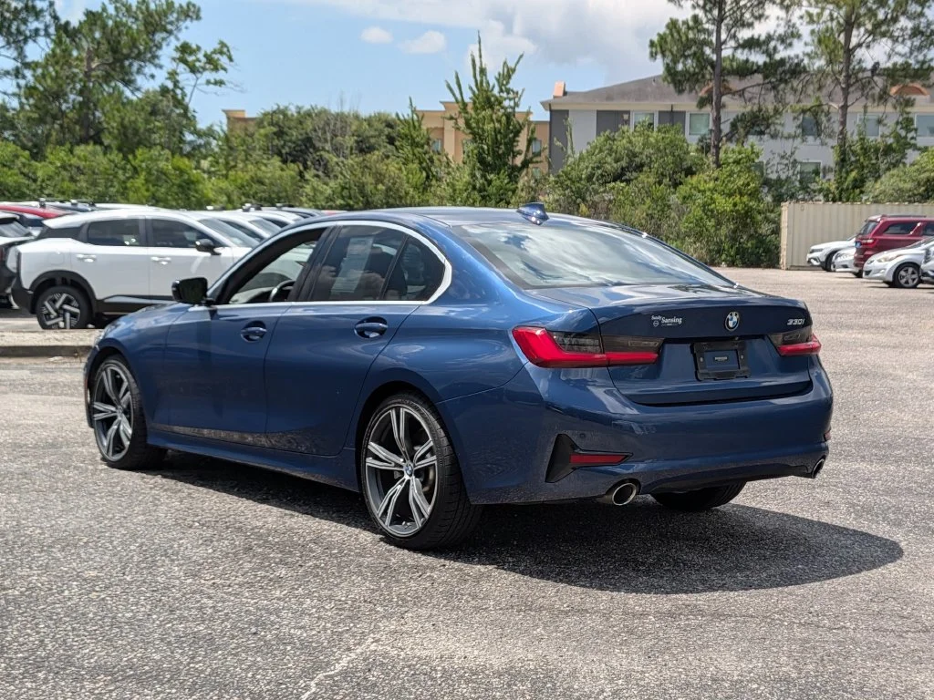 Used 2021 Blue BMW 330i image 3