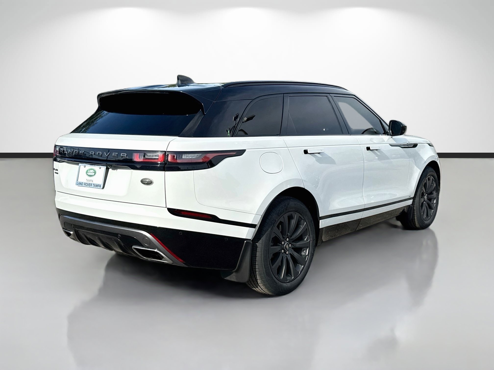 Used 2019 White Land Rover R-Dynamic SE image 5