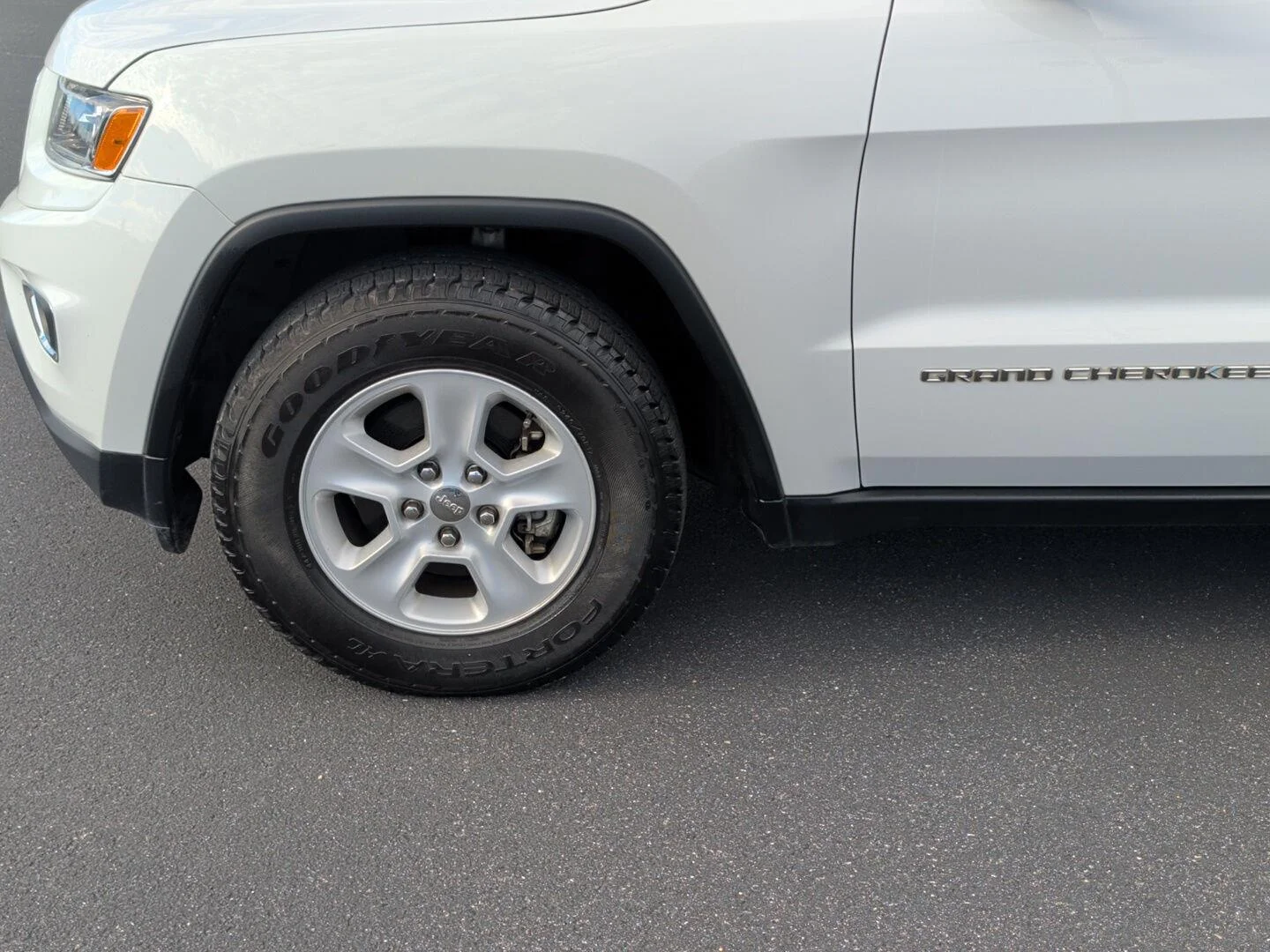 Used 2016 White Jeep Laredo image 27
