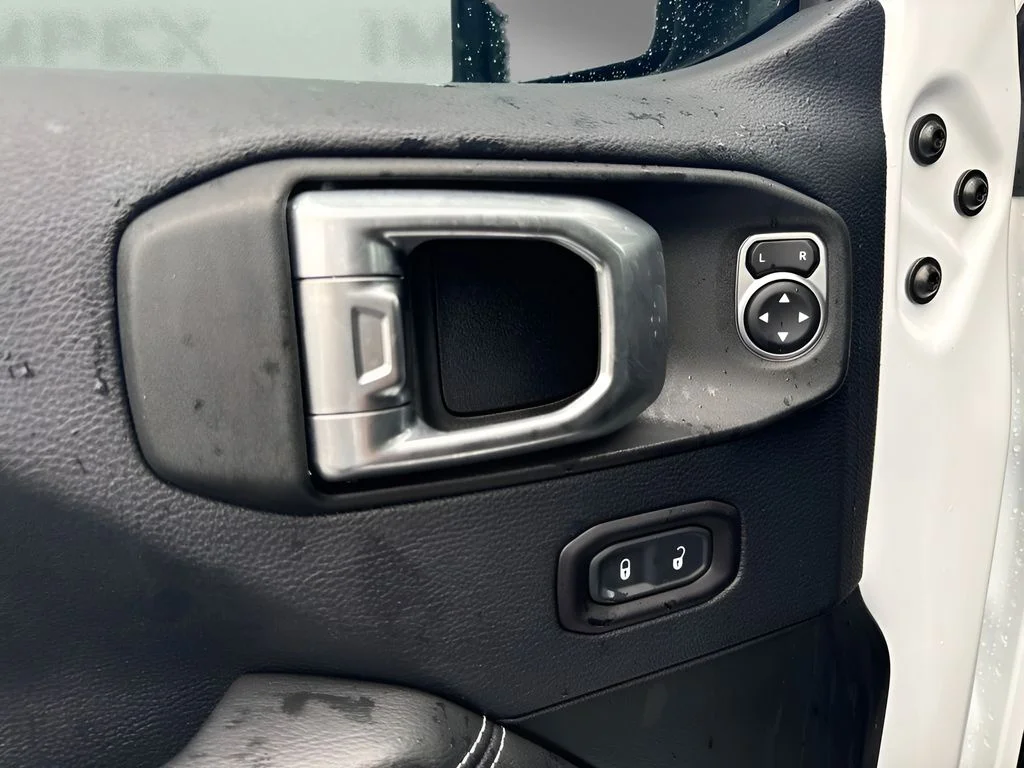 Used 2018 White Jeep Unlimited Sahara image 15