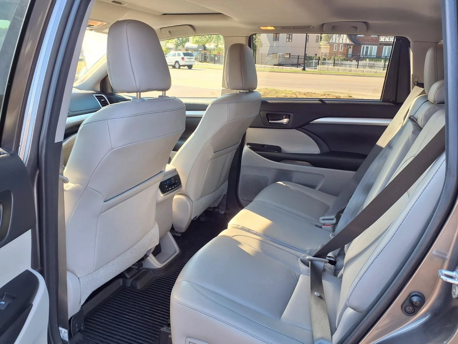 Certified Used 2018 Predawn Gray Mica Toyota XLE image 22