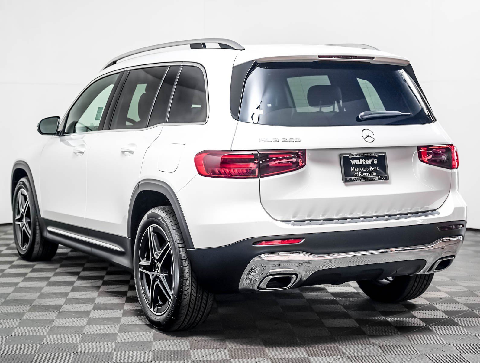 New 2026 Polar White Mercedes-Benz GLB 250 image 2