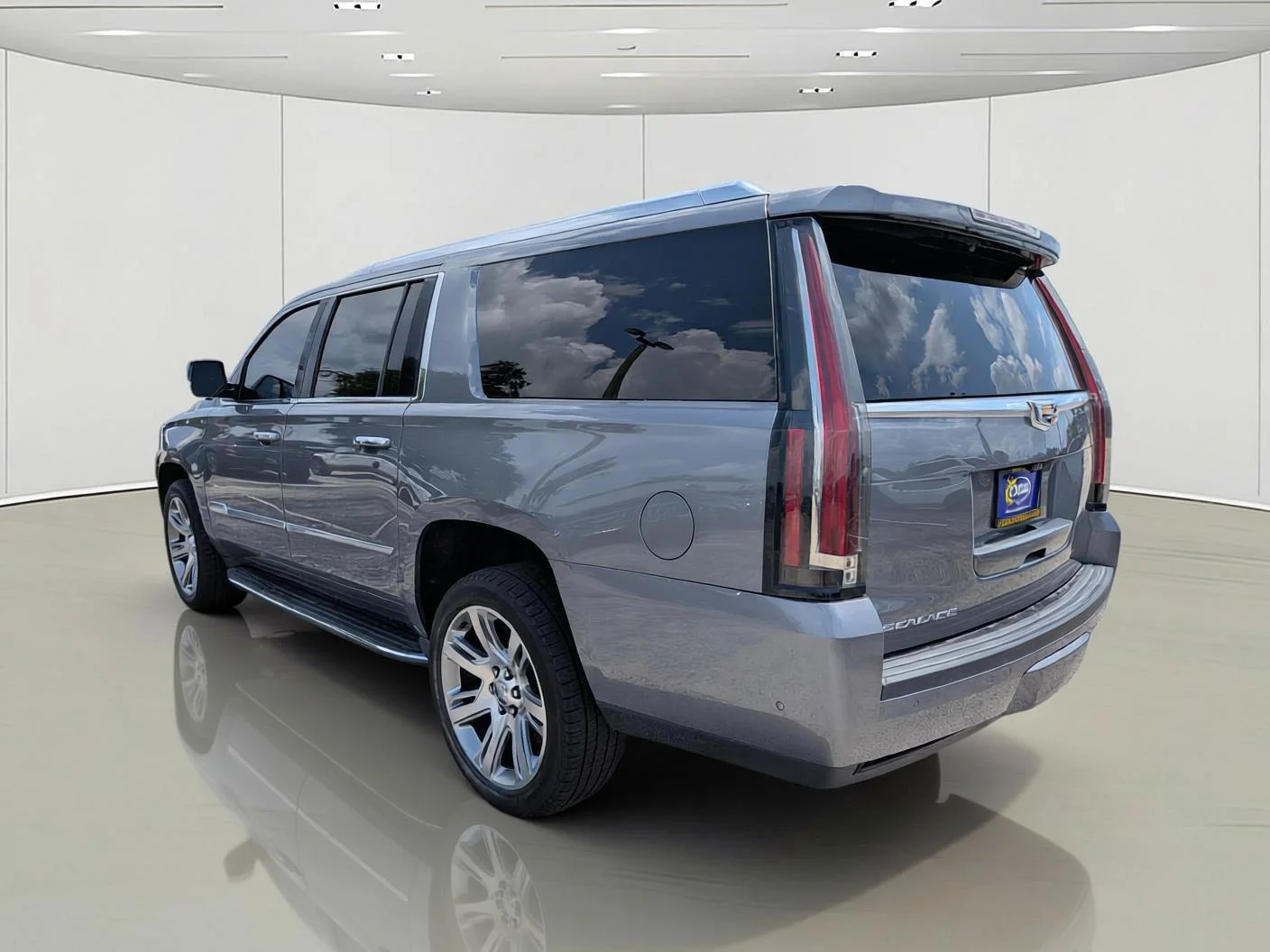 Used 2018 Gray Cadillac Luxury image 9