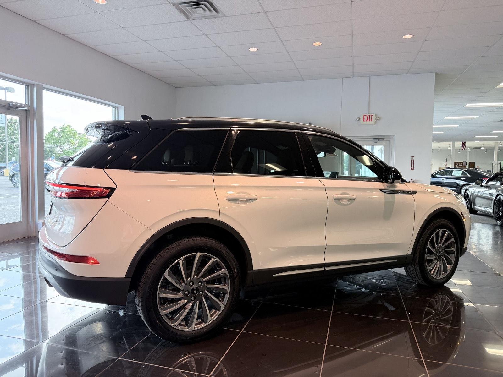 Used 2023 Pristine White Me Lincoln Reserve image 5