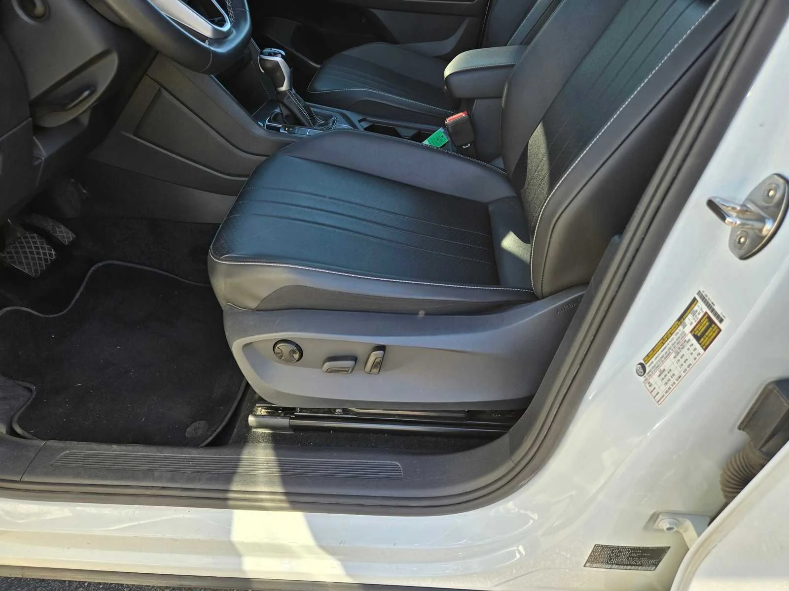 Used 2023  Volkswagen SE image 26