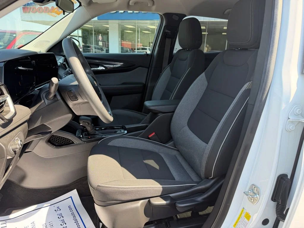 Used 2025 Summit White Chevrolet LT image 16