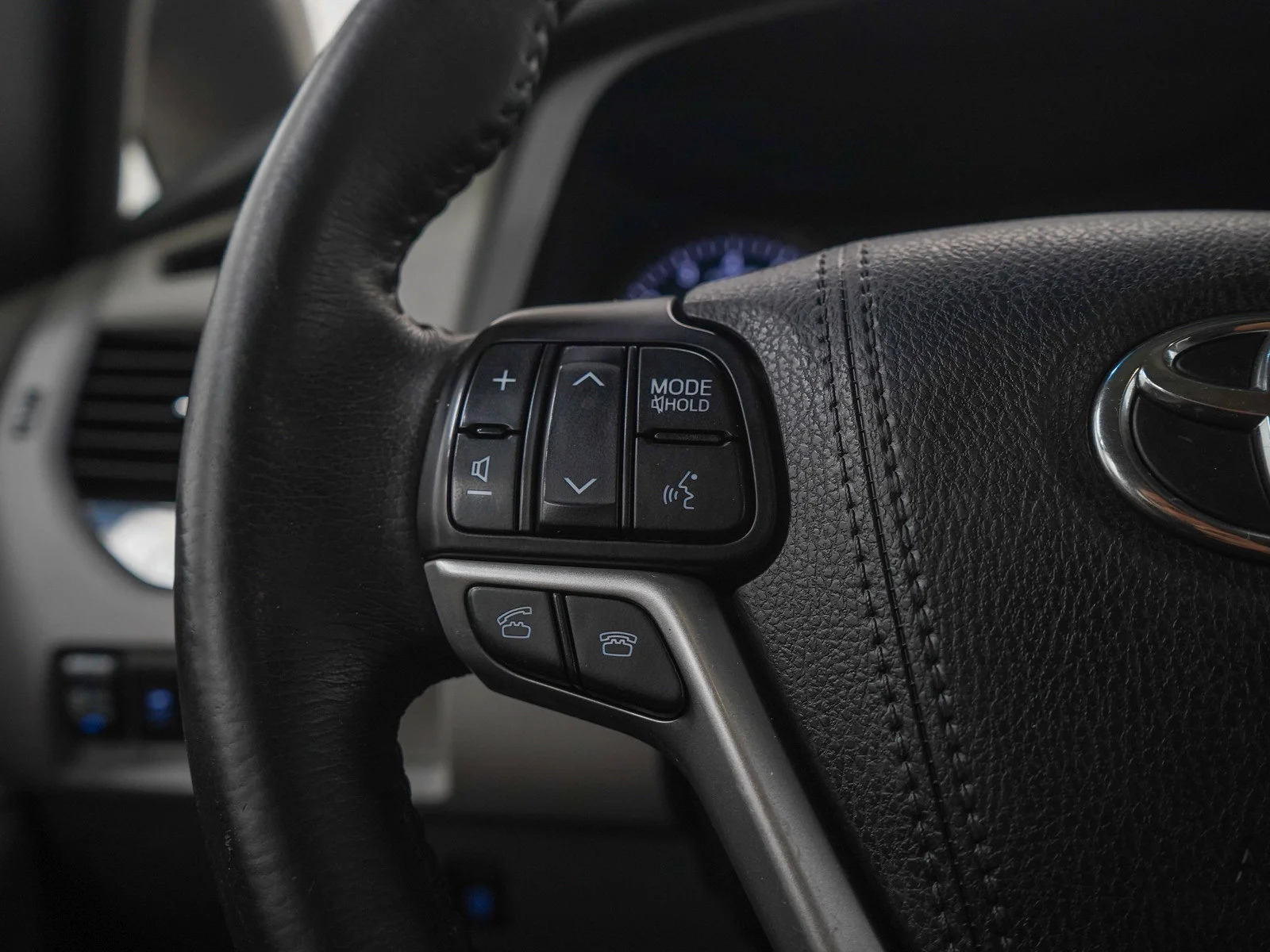 Used 2017 White Toyota XLE image 27