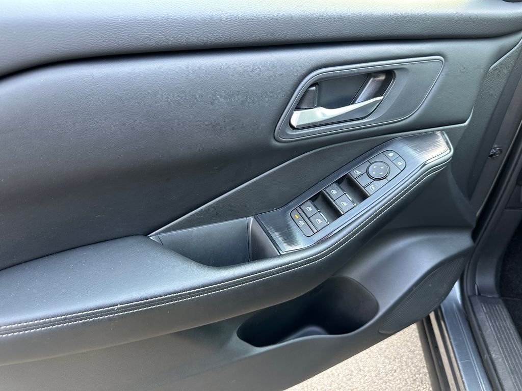 Used 2025 Gray Nissan SV image 15