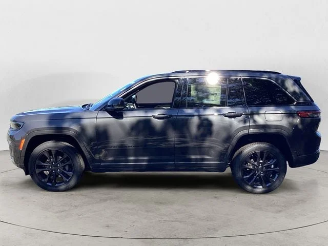 New 2026 Gray Metallic Jeep LIMITED RESERVE 4X4 image 2