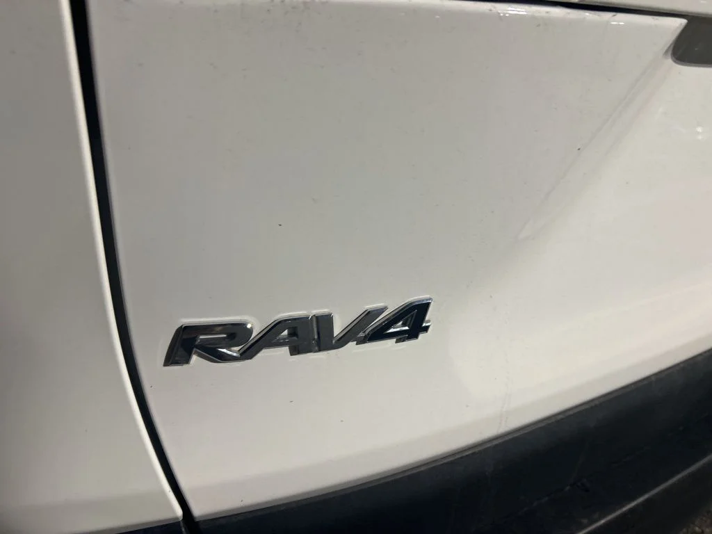 Used 2025 White Toyota XLE image 10