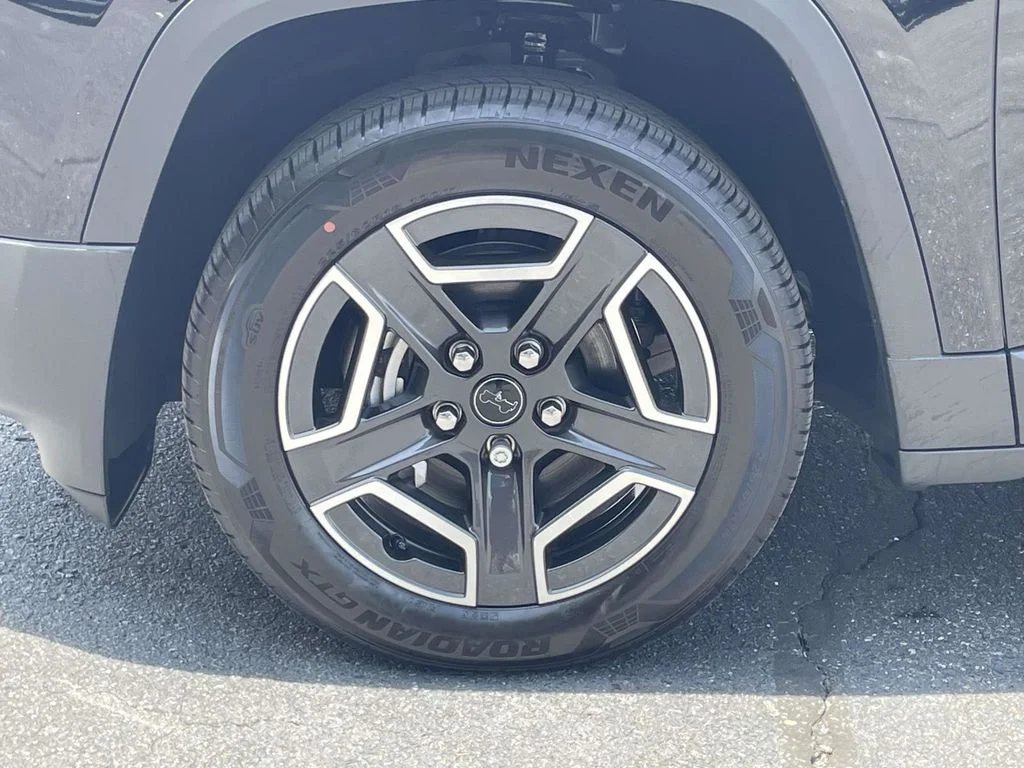 New 2026 Diamond Black Crystal Pearlcoat Jeep Laredo image 12