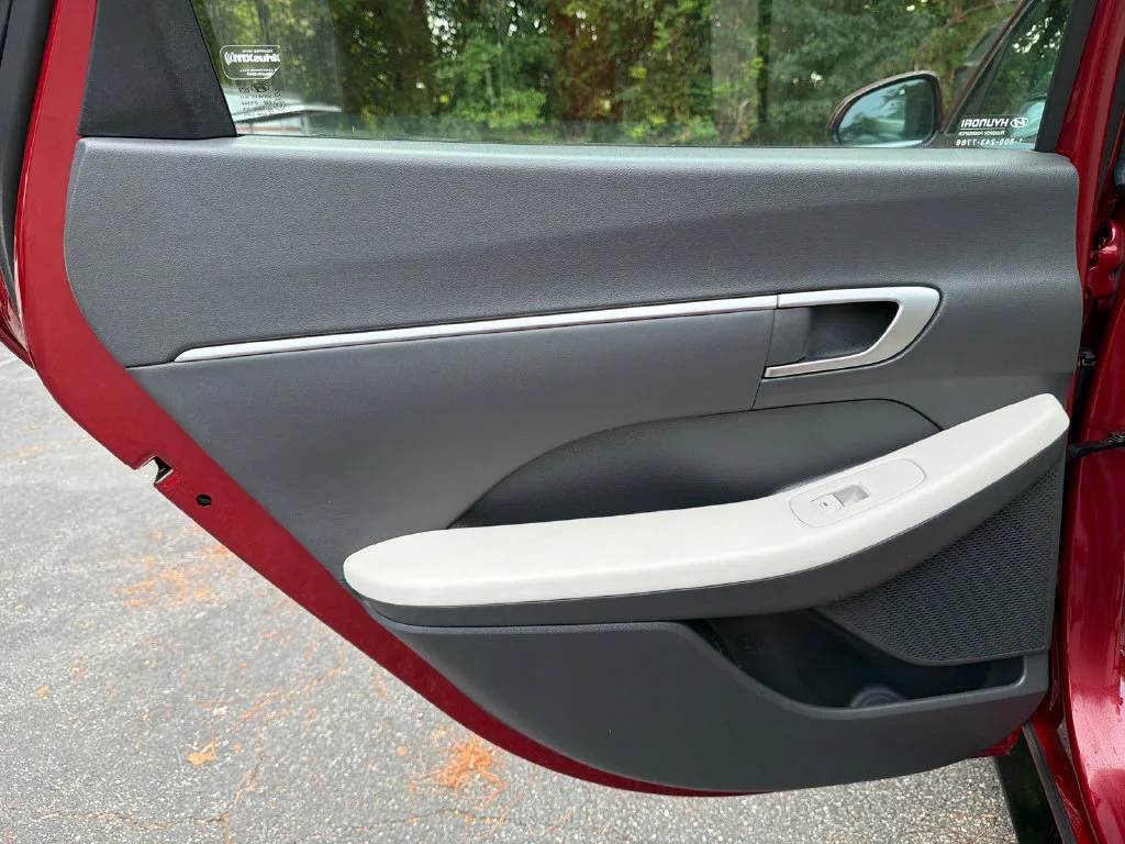 Used 2025 Red Hyundai SEL Convenience image 21