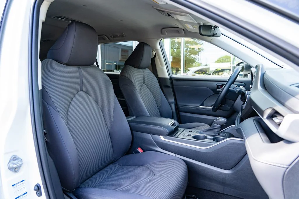 Used 2020 White Toyota LE image 27