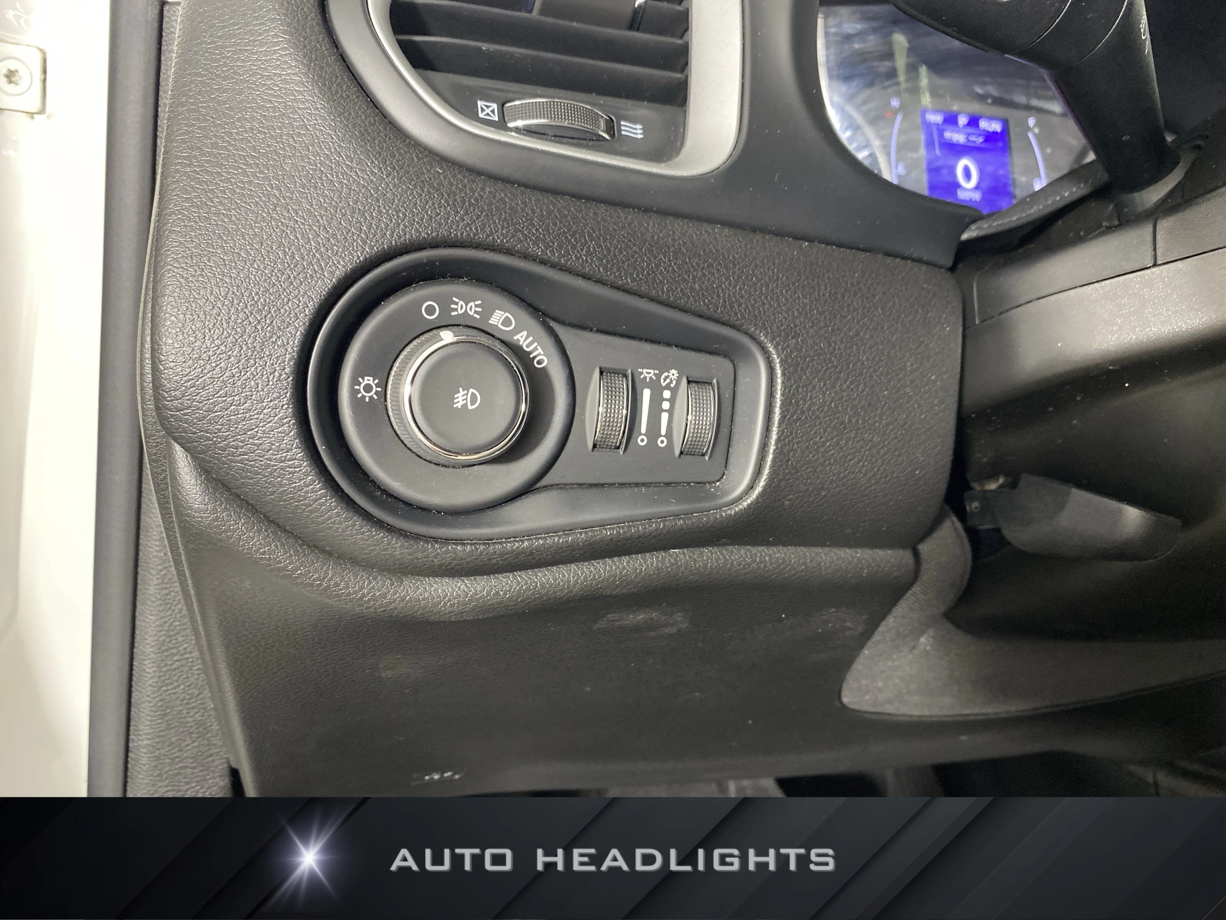 Used 2020 Alpine White Clearcoat Jeep Latitude image 25