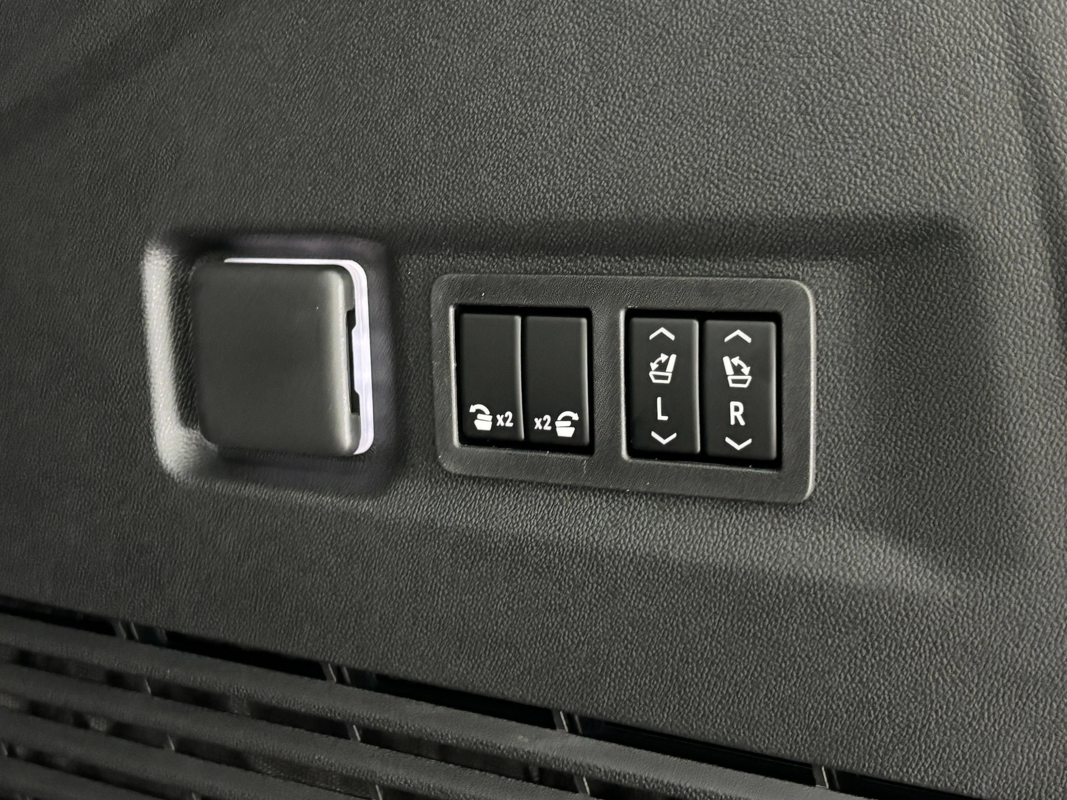 2026 GMC Yukon XL Denali - Photo 14
