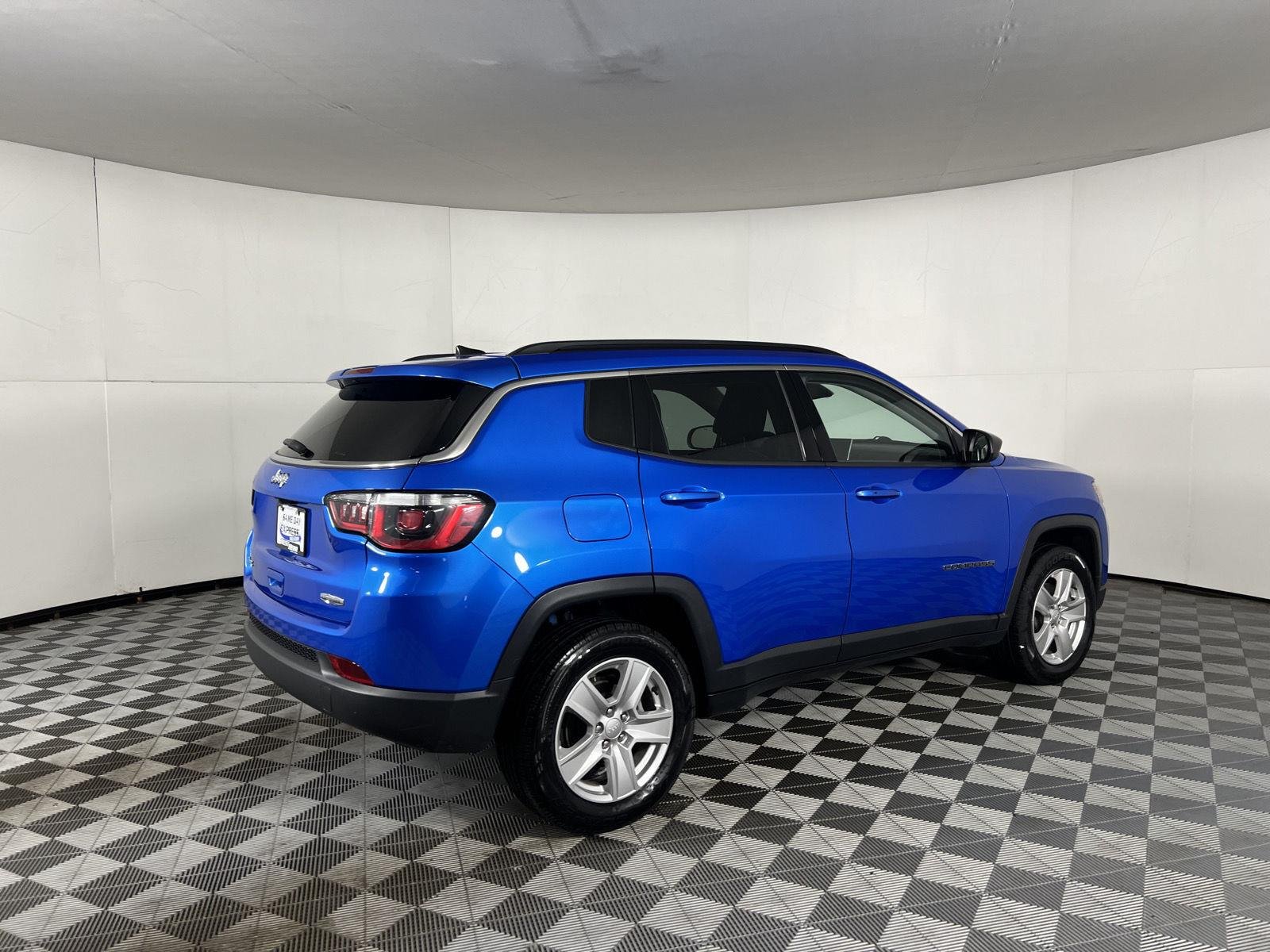 Certified Used 2022 Laser Blue Pearlcoat Jeep Latitude image 7