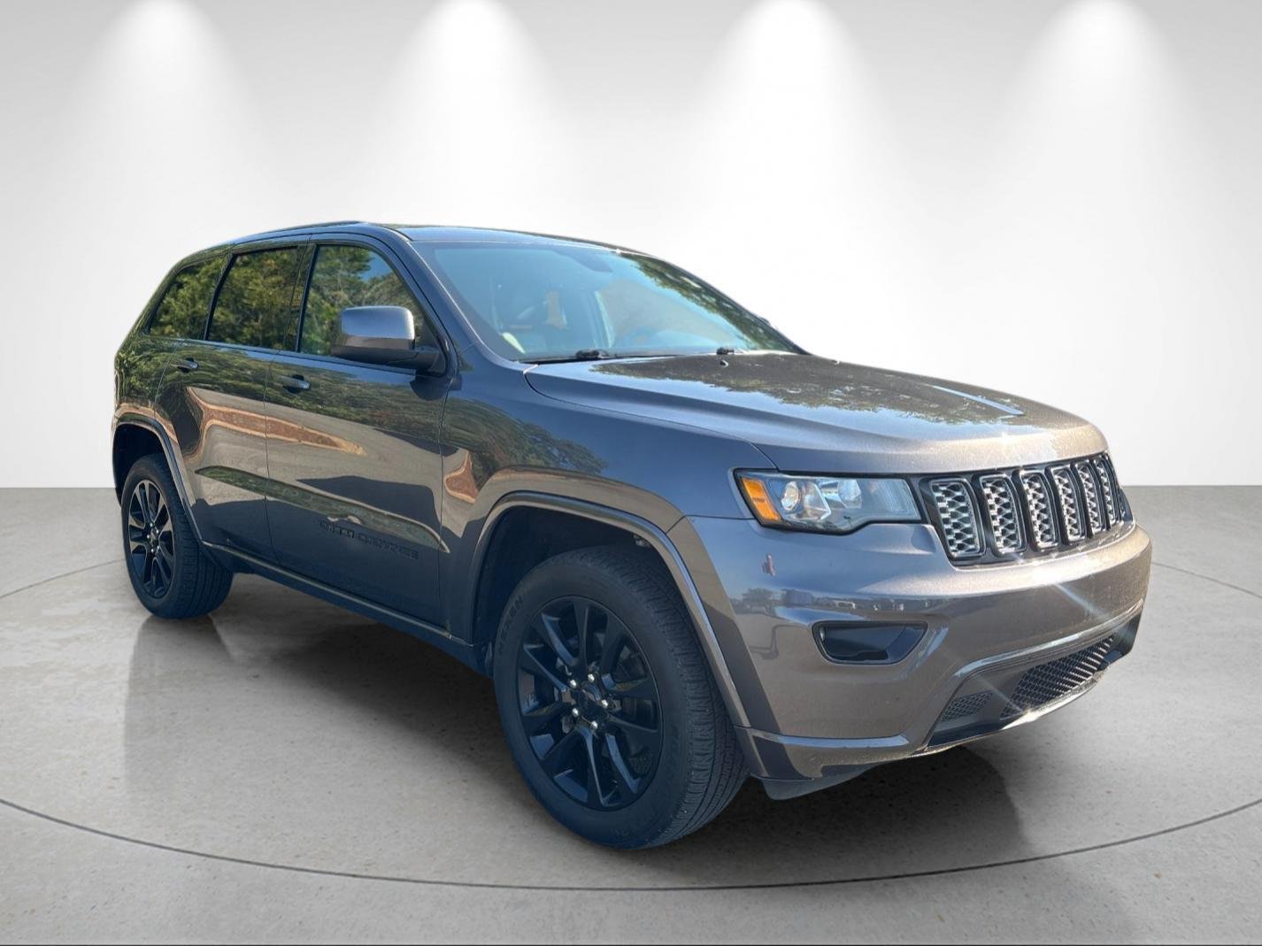 Used 2020 Granite Crystal Metallic Clearcoat Jeep Altitude image 7