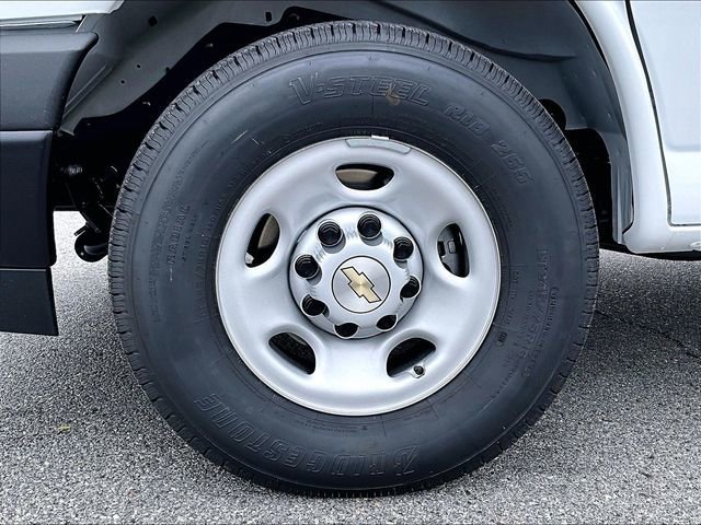 New 2026 Summit White Chevrolet WT image 7